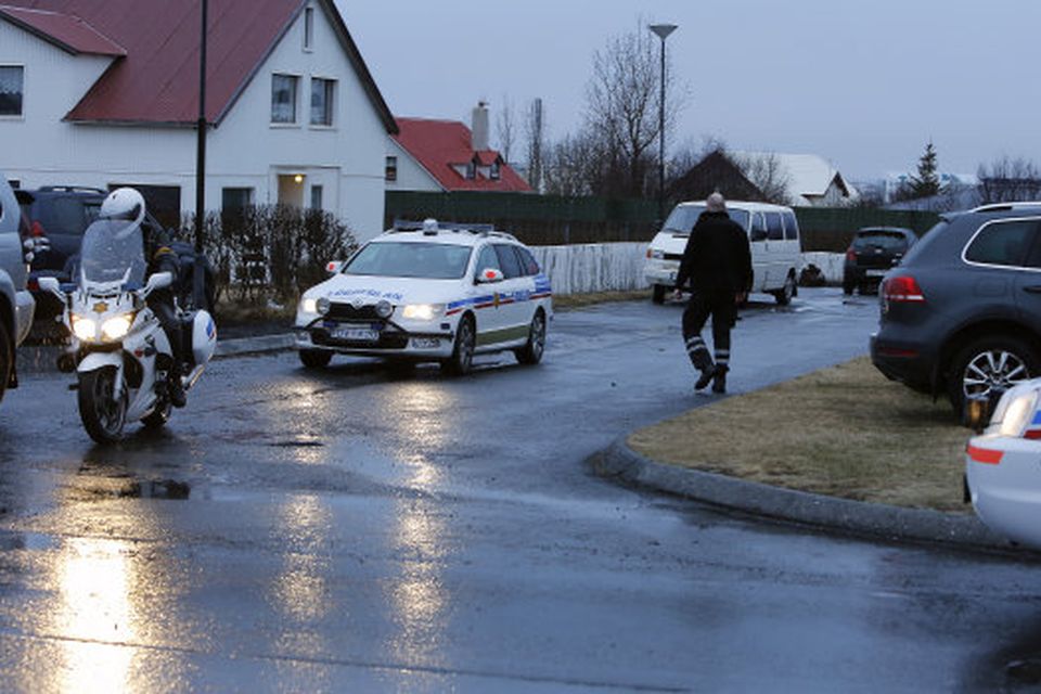 Þrír lögreglubílar og þrjú bifhjól voru í aðgerðinni í Ásgarði í Garðabæ í kvöld þar …