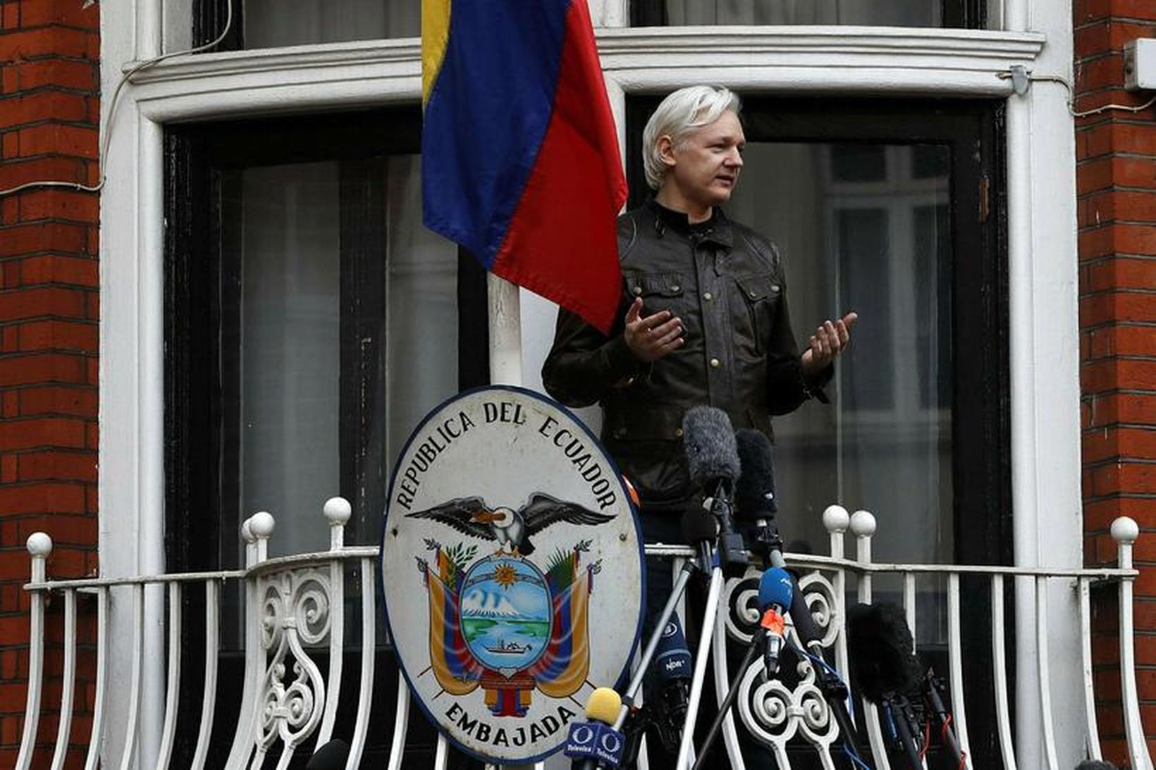 Julian Assange ávarpar viðstadda af svölum sendiráðs Ekvador í Lundúnum.