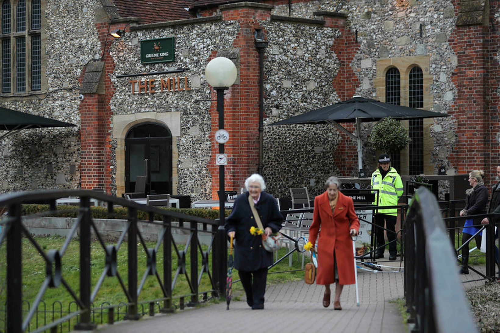 Lögreglan stendur vörð við Mill krána í Salisbury.