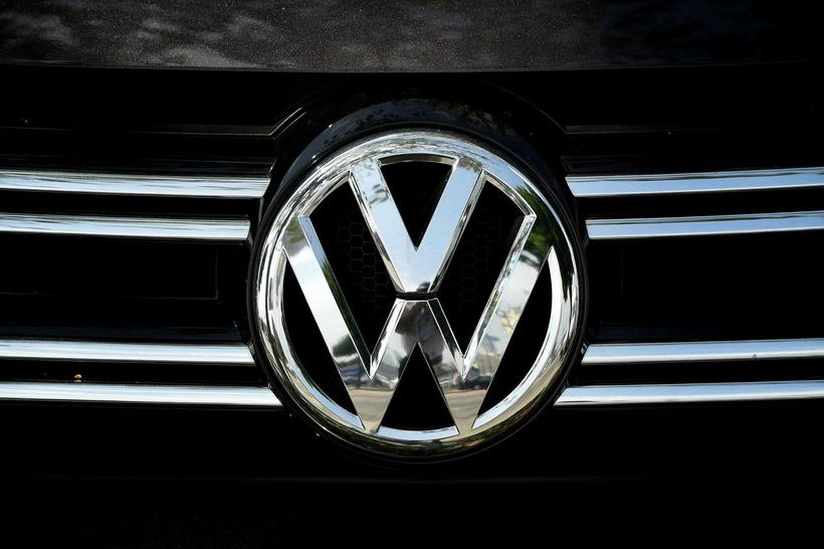Volkswagen er söluhæsti bílafarmleiðandi heims frá áramótum til júníloka.