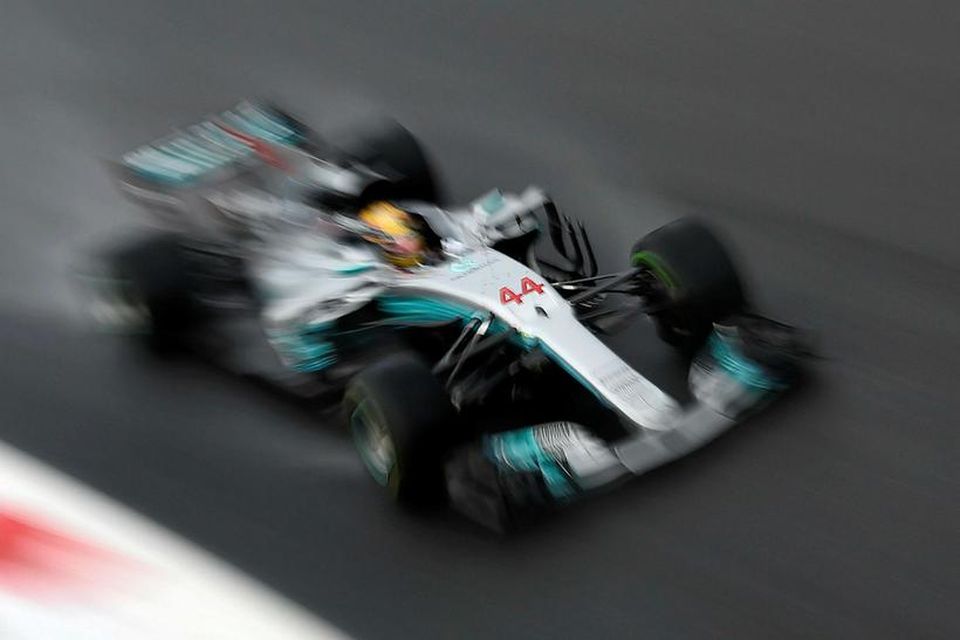 Lewis Hamilton sýndi öryggi og yfirburði í tímatökunni í Monza sem fram fór í rigningu.