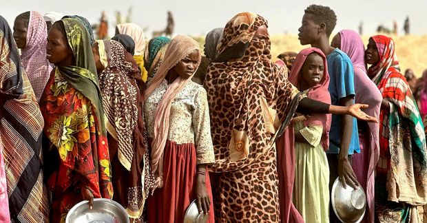Fólk á flótta bíður eftir matarskammti í bænum Tawila í hinu stríðshrjáða Darfur-héraði í vesturhluta …