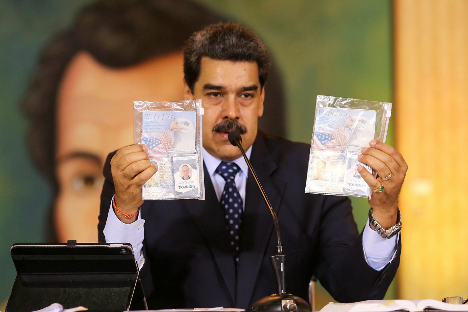Nicolas Maduro með vegabréf mannanna.