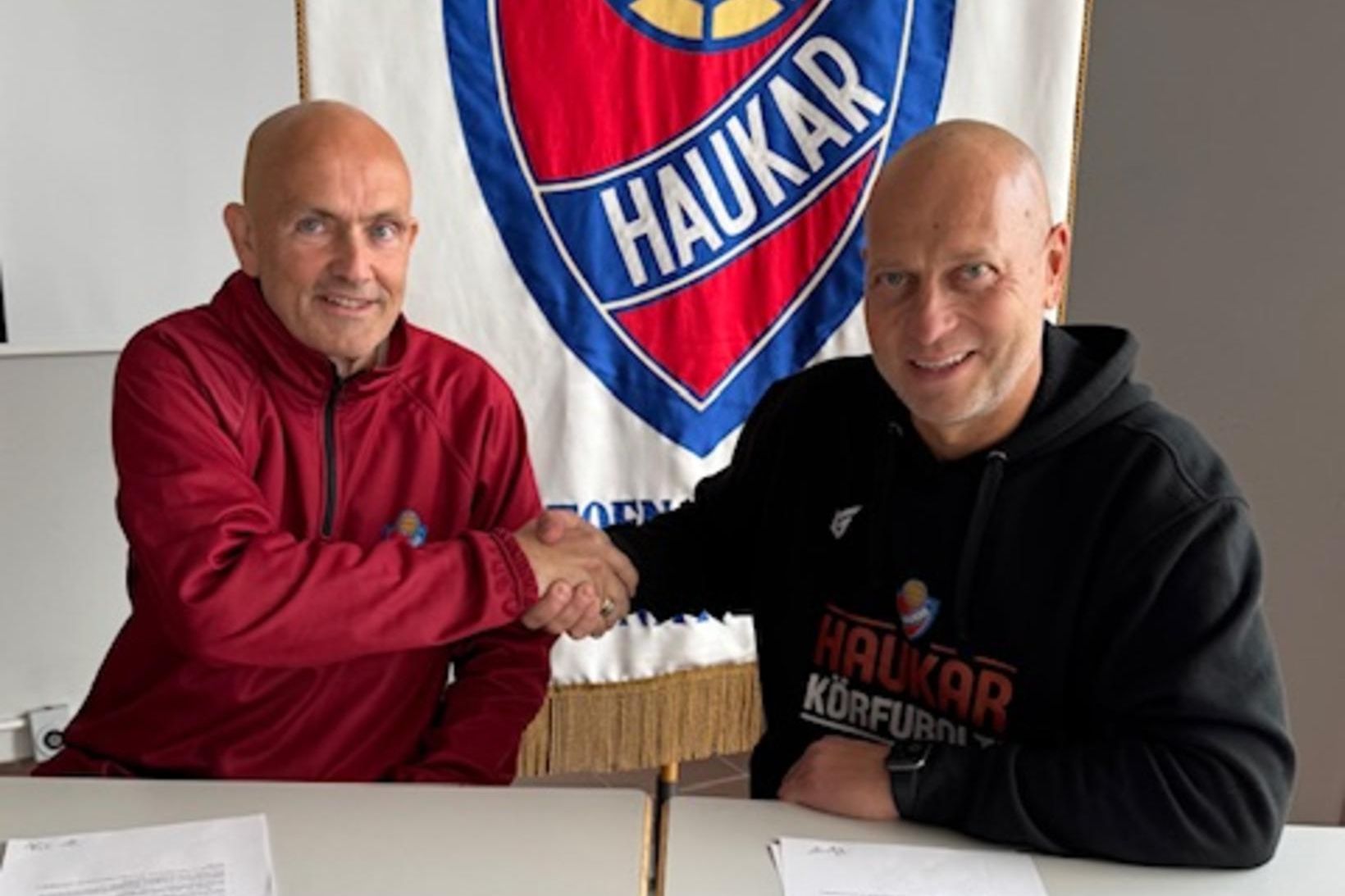 Pétur Ingvarsson ásamt Brynjari Þór Þorsteinssyni formanni körfuknattleiksdeildar Hauka.