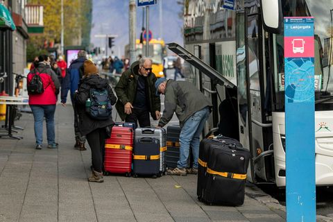 Ferðamönnum hefur fækkað í bæði janúar og febrúar miðað við fyrri spár og það hefur …