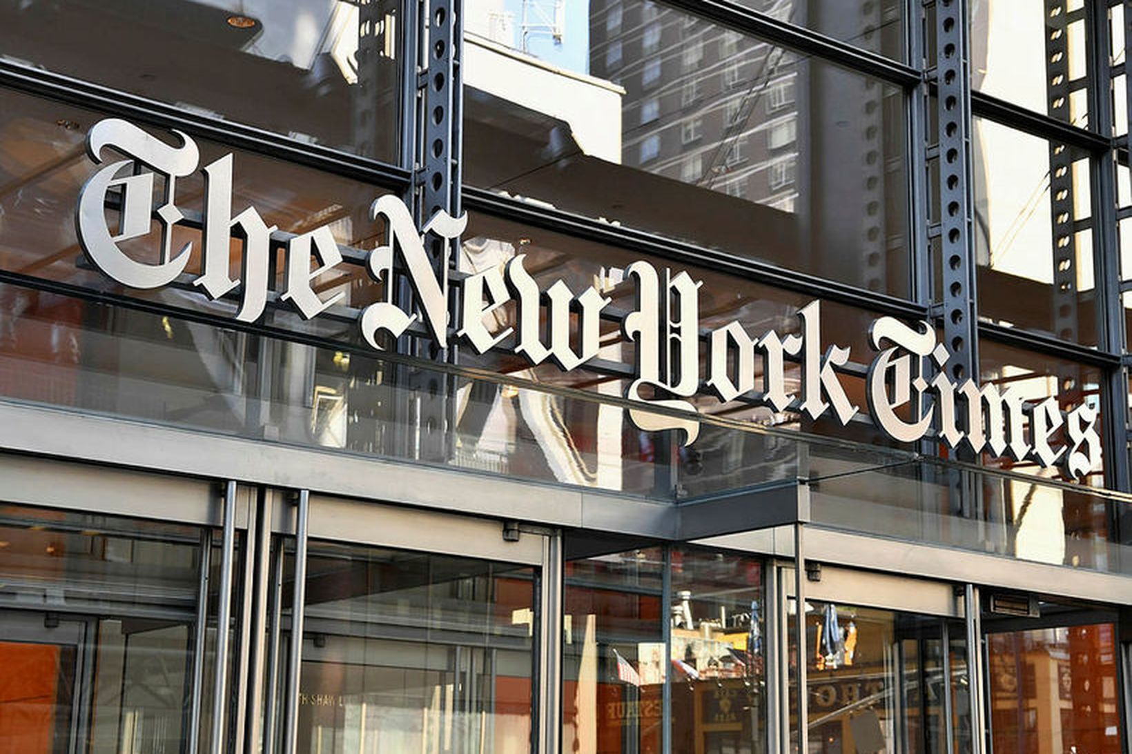 Mótmælendur söfnuðust saman fyrir utan höfuðsstöðvar The New York Times.