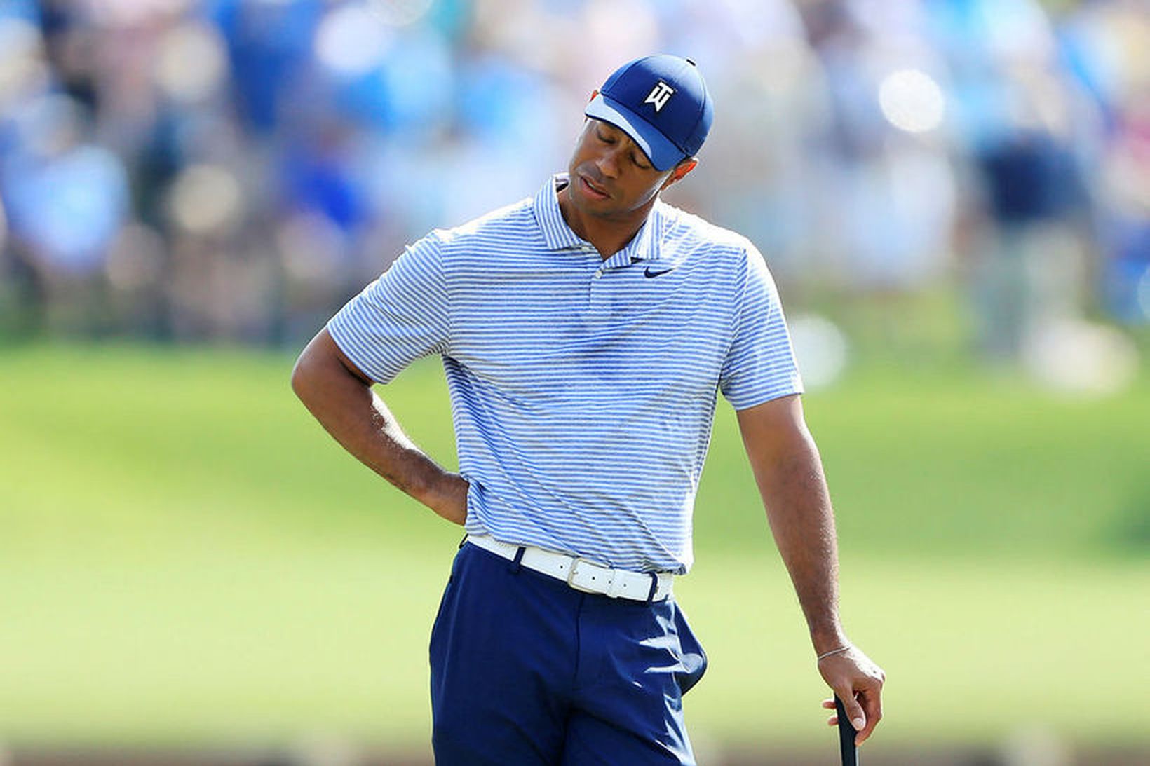 Tiger Woods stendur á 17. flötinni í dag og botnar …