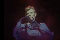 Kamelljónið David Bowie svífur yfir tónleikasal árið 1974 og flytur Space Oddity. Það ágæt uppskrift …