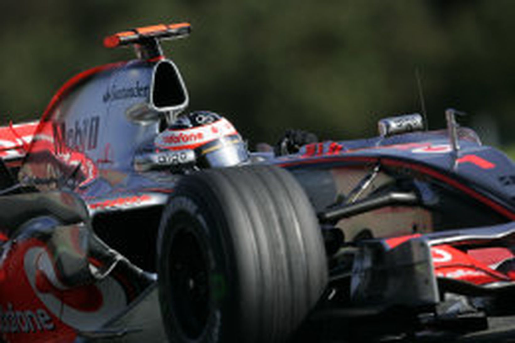 Silfurörvar McLaren 2008 mæta til leiks í kyrrþey.