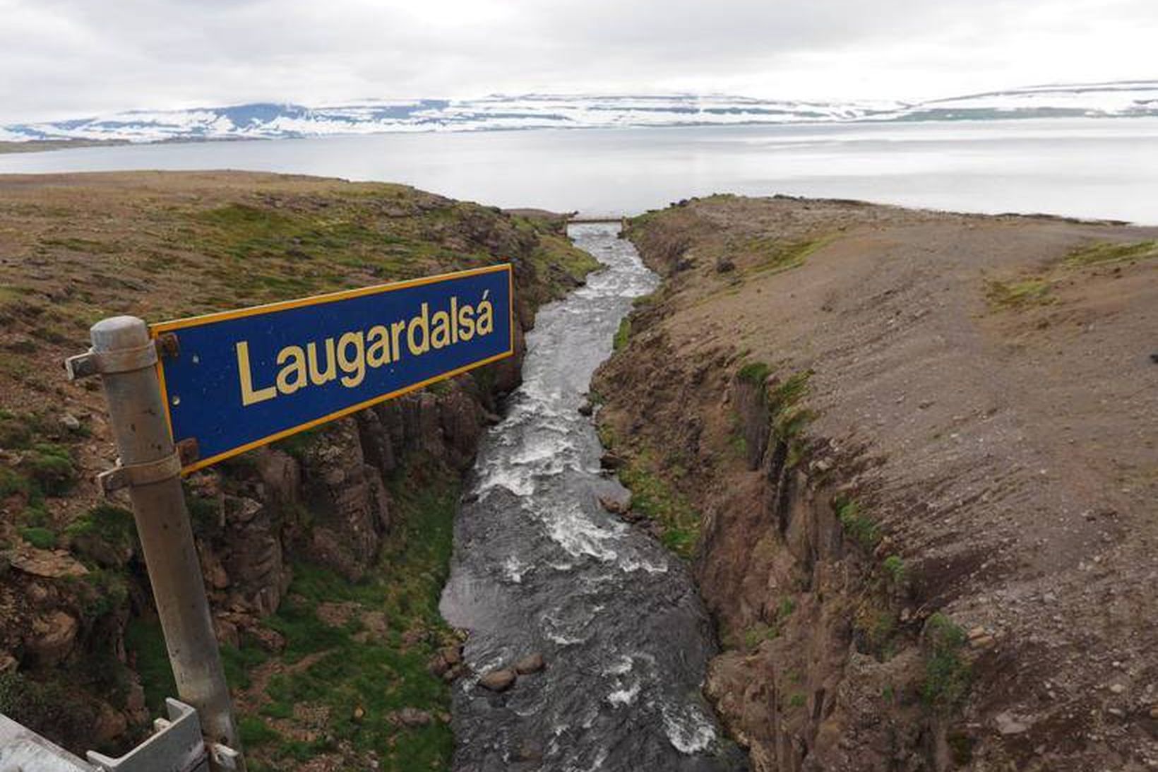 Horft út á Ísafjarðardjúpið frá brúnni á Laugardalsá.