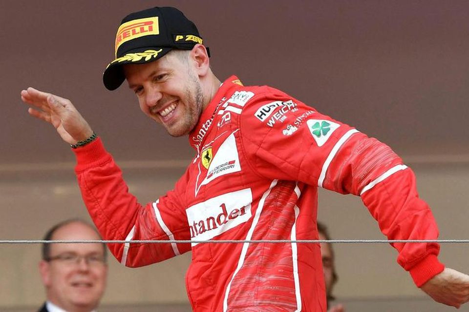 Sebastian Vettel sigri hrósandi í Mónakó. Albert prins (t.v.) virðist skemmt.