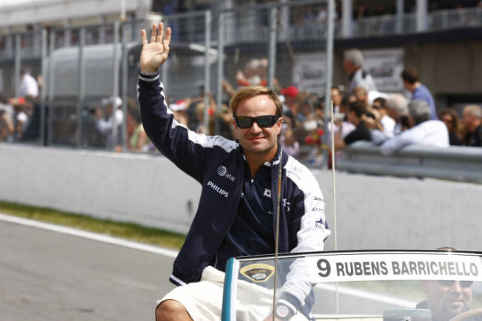 Barrichello á heiðurshring í Montreal.