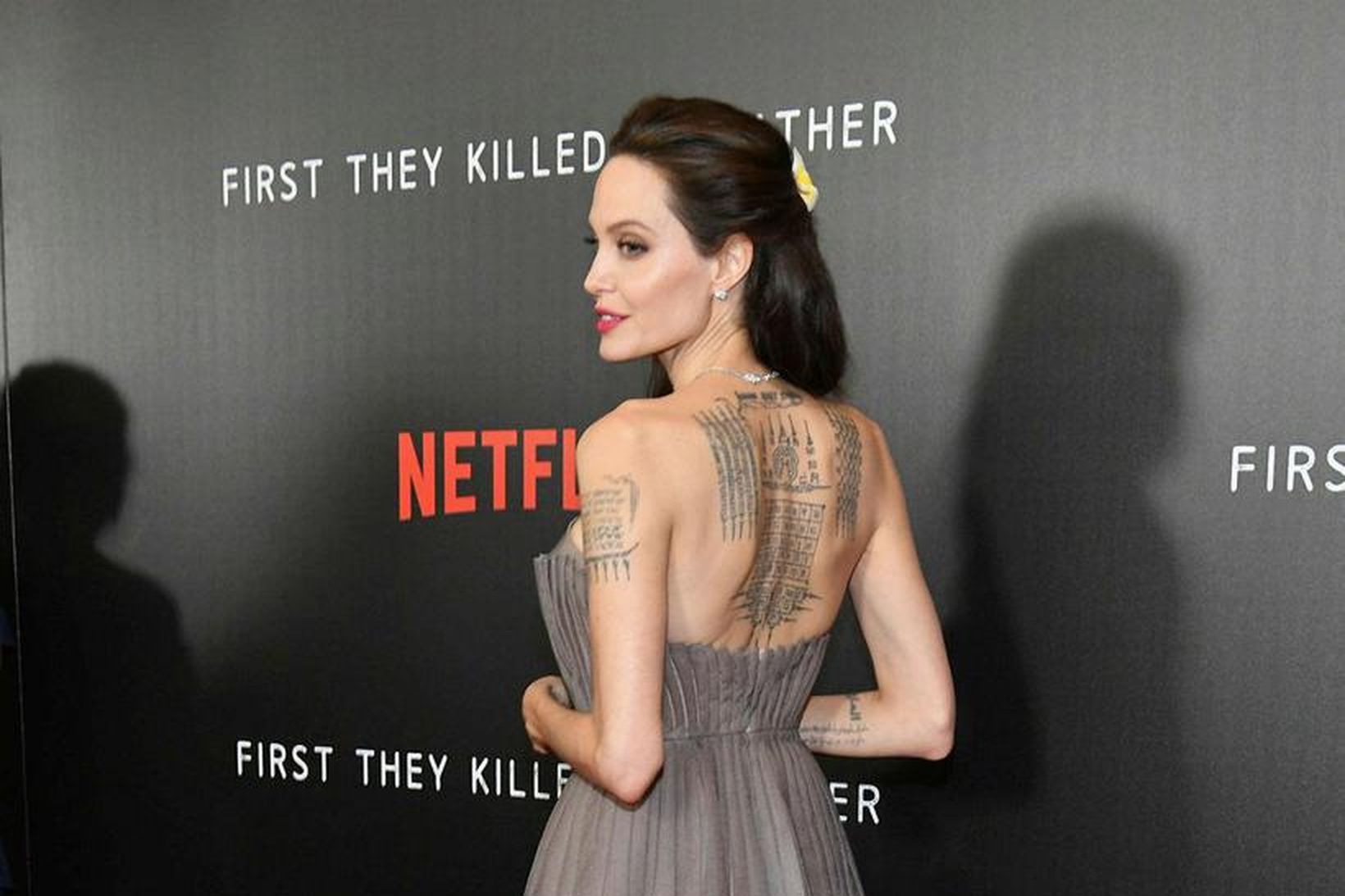 Angelina Jolie klæddist fallegum kjól sem sýndi tattú hennar afar …