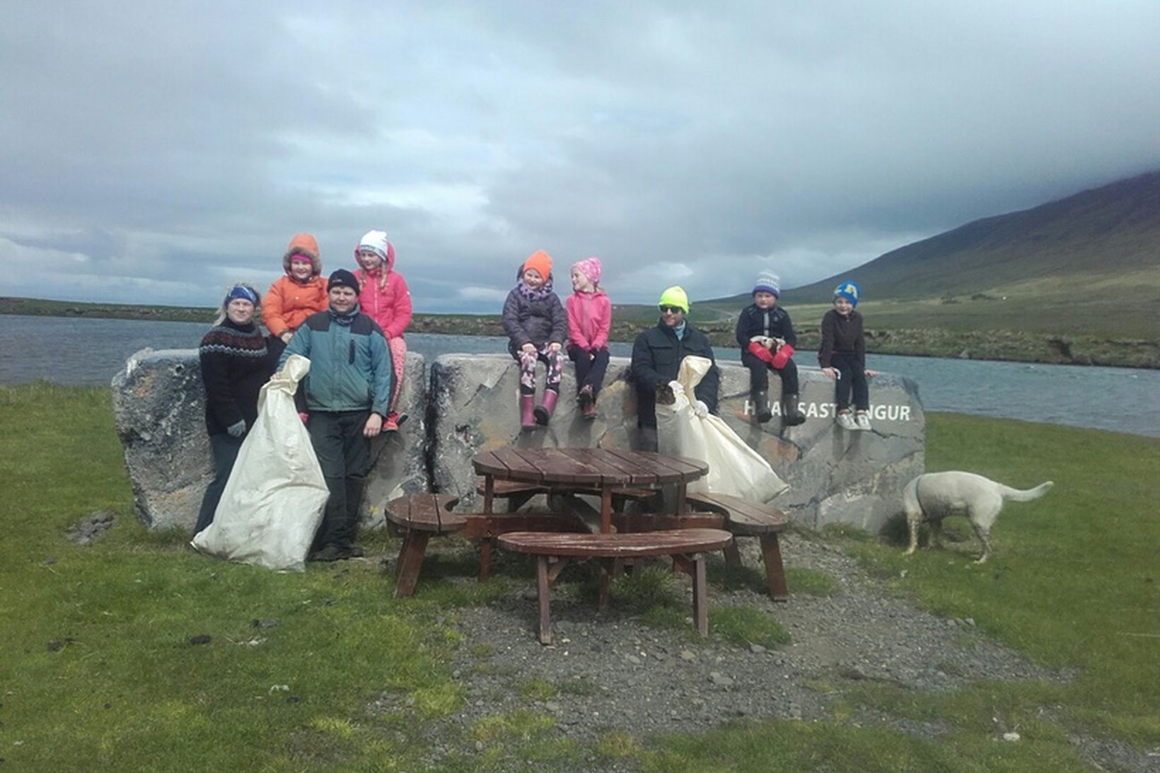 Hluti hópsins við Hnausastreng.