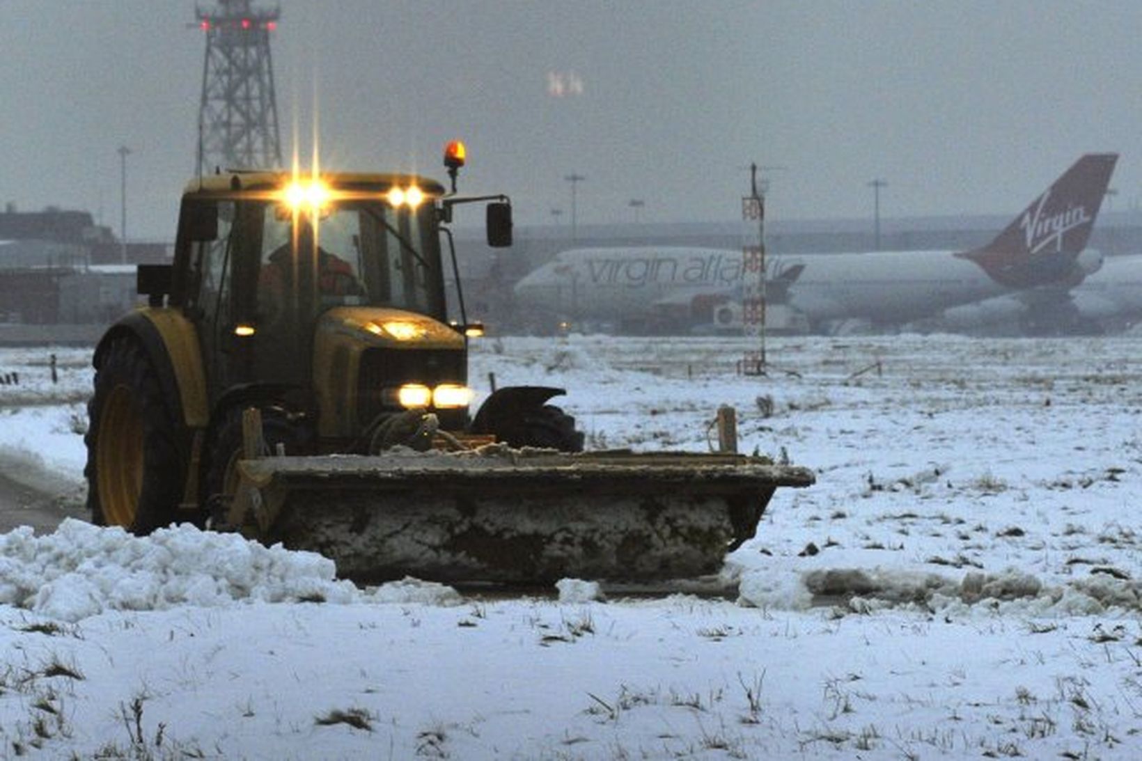 Snjór ruddur við Heathrow í desember.