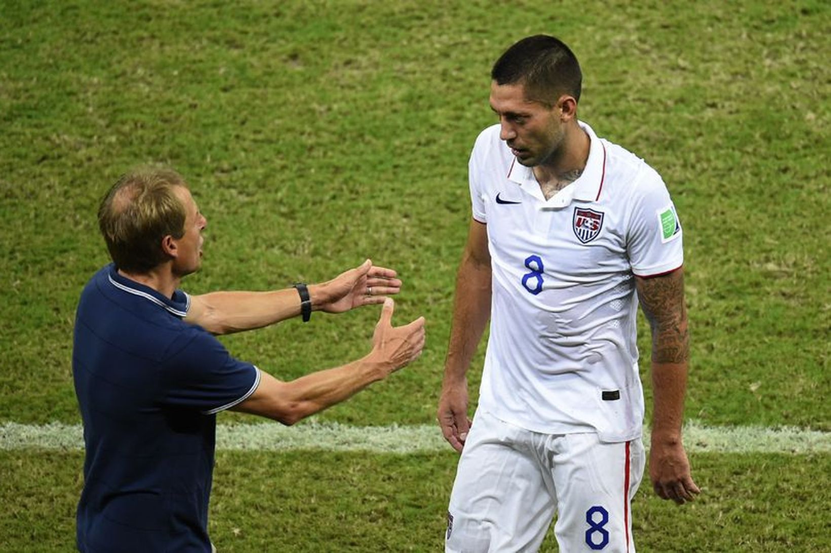 Jürgen Klinsmann fagnar Clint Dempsey eftir að hafa skipt honum …