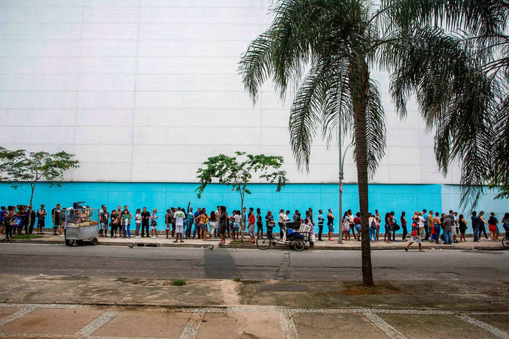 Kjósendur mæta á kjörstað í Rio de Janeiro í morgun.