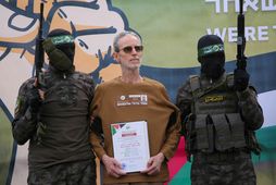 Vígamenn Hamas fylgdu gíslinum Ohad Ben Ami áður en hann var leystur úr haldi.