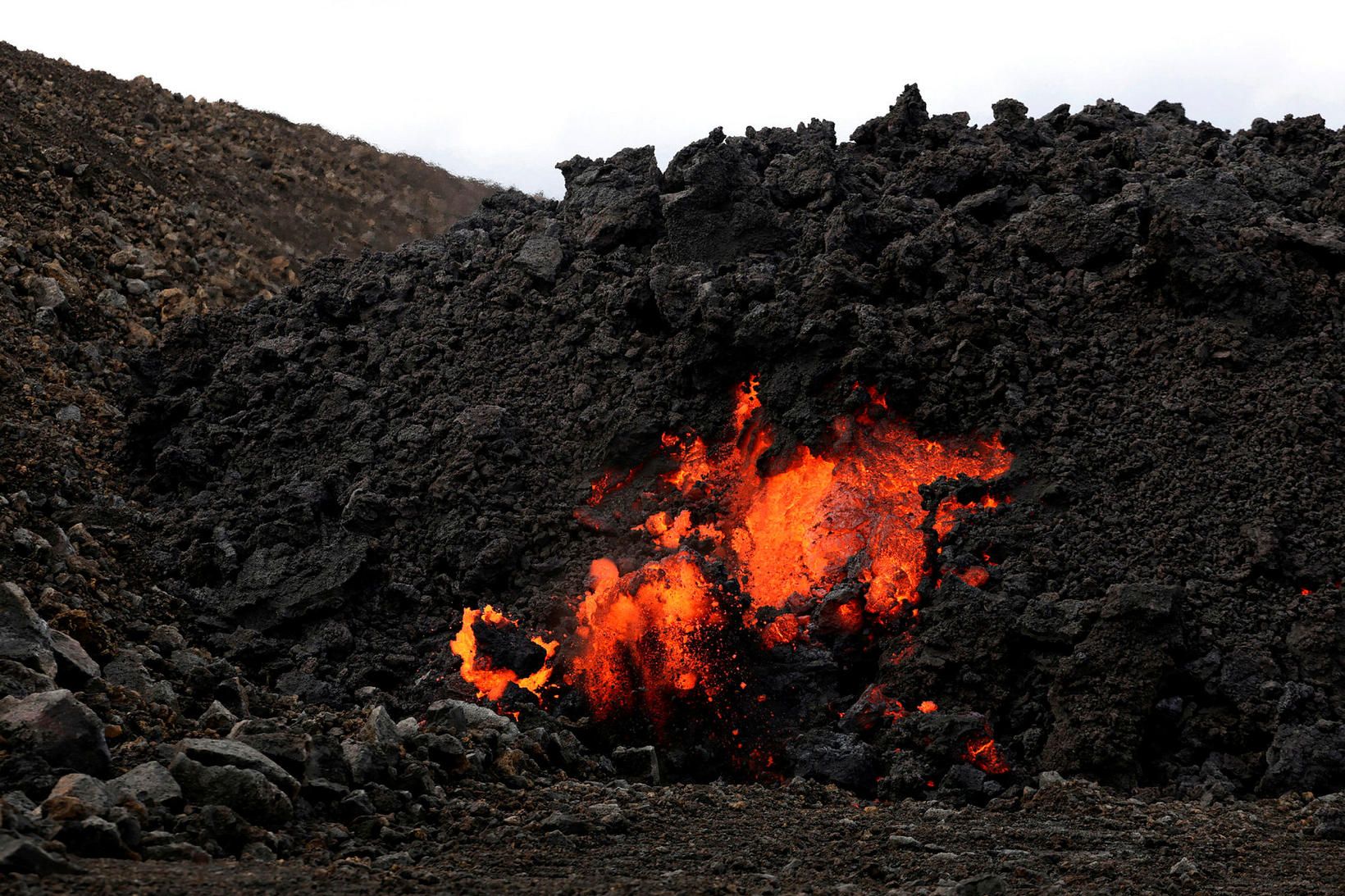 Hraun heldur áfram að flæða úr gosinu.