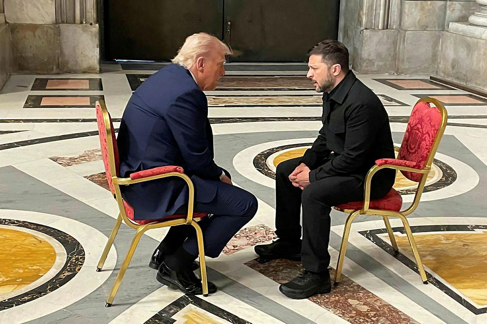 Trump og Selenskí Úkraínuforseti ræddust við í Vatíkaninu í síðustu …