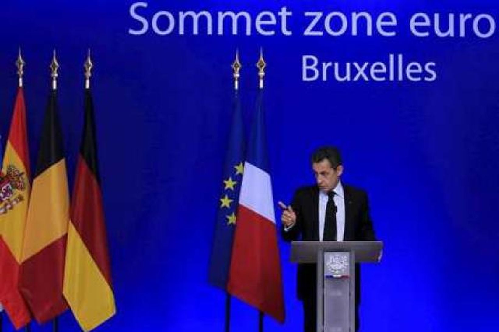 Sarkozy skýrir frá niðurstöðu leiðtoganna í Brussel í nótt.