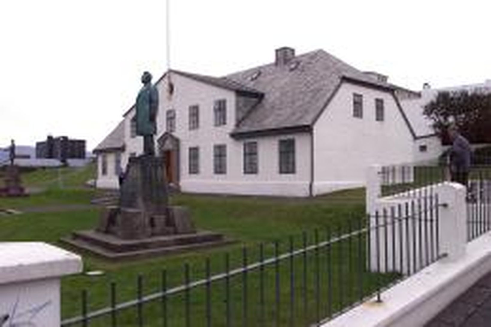 Stjórnarráðið við Lækjargötu í Reykjavík. Andstæðingar álvera klifruðu upp á …