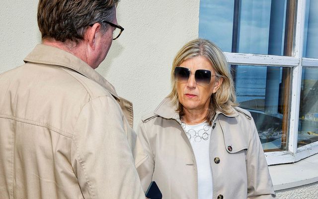 Hanna Katrín fyrir utan Vatnahúsið í Stykkishólmi.