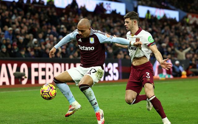 Donyell Malen í baráttu við Aaron Cresswell í leiknum í kvöld.