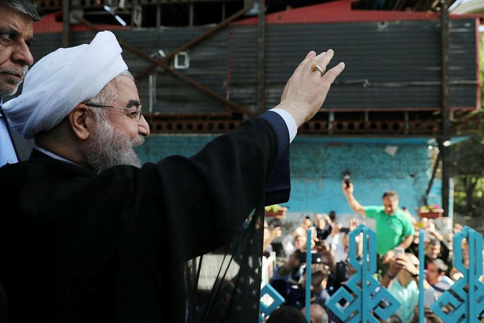 Hassan Rouhani veifar til mannfjöldans.