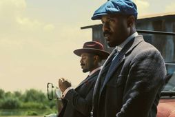 Michael B. Jordan leikur tvíburabræðurna Smoke og Stack í Sinners. Þessi brella skilar sér afar …