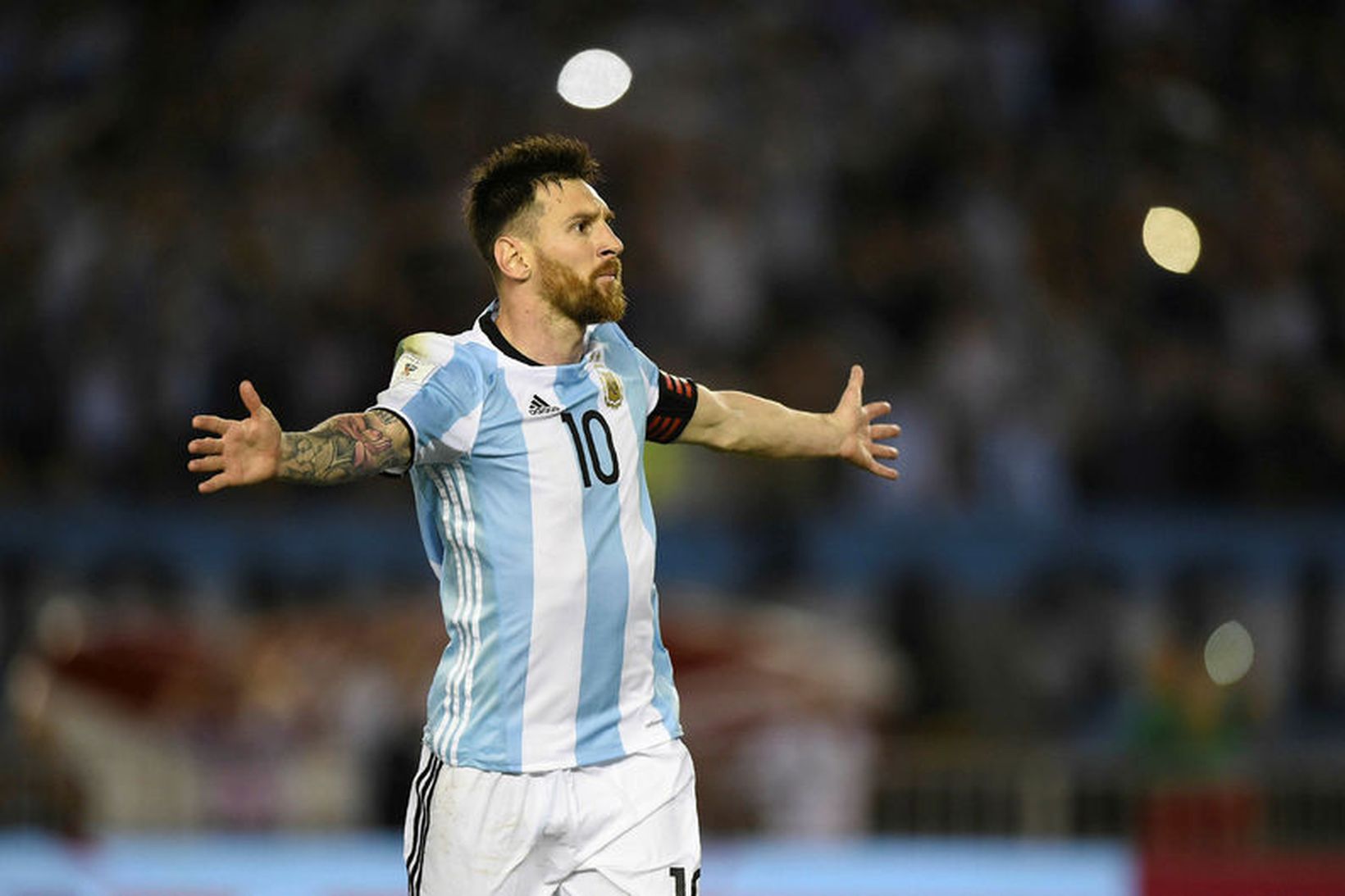 Lionel Messi er fyrirliði argentínska landsliðsins sem mæti Íslendingum á …