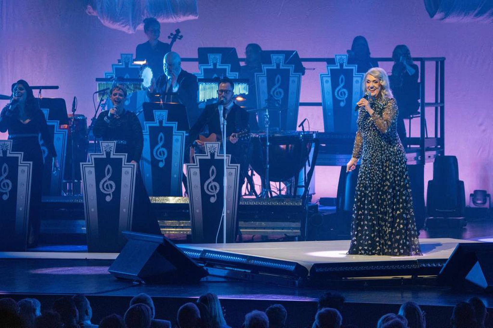 Þuríður Sigurðardóttir á sviði á 80 ára afmælistónleikum Vilhjálms Vilhjálmssonar …
