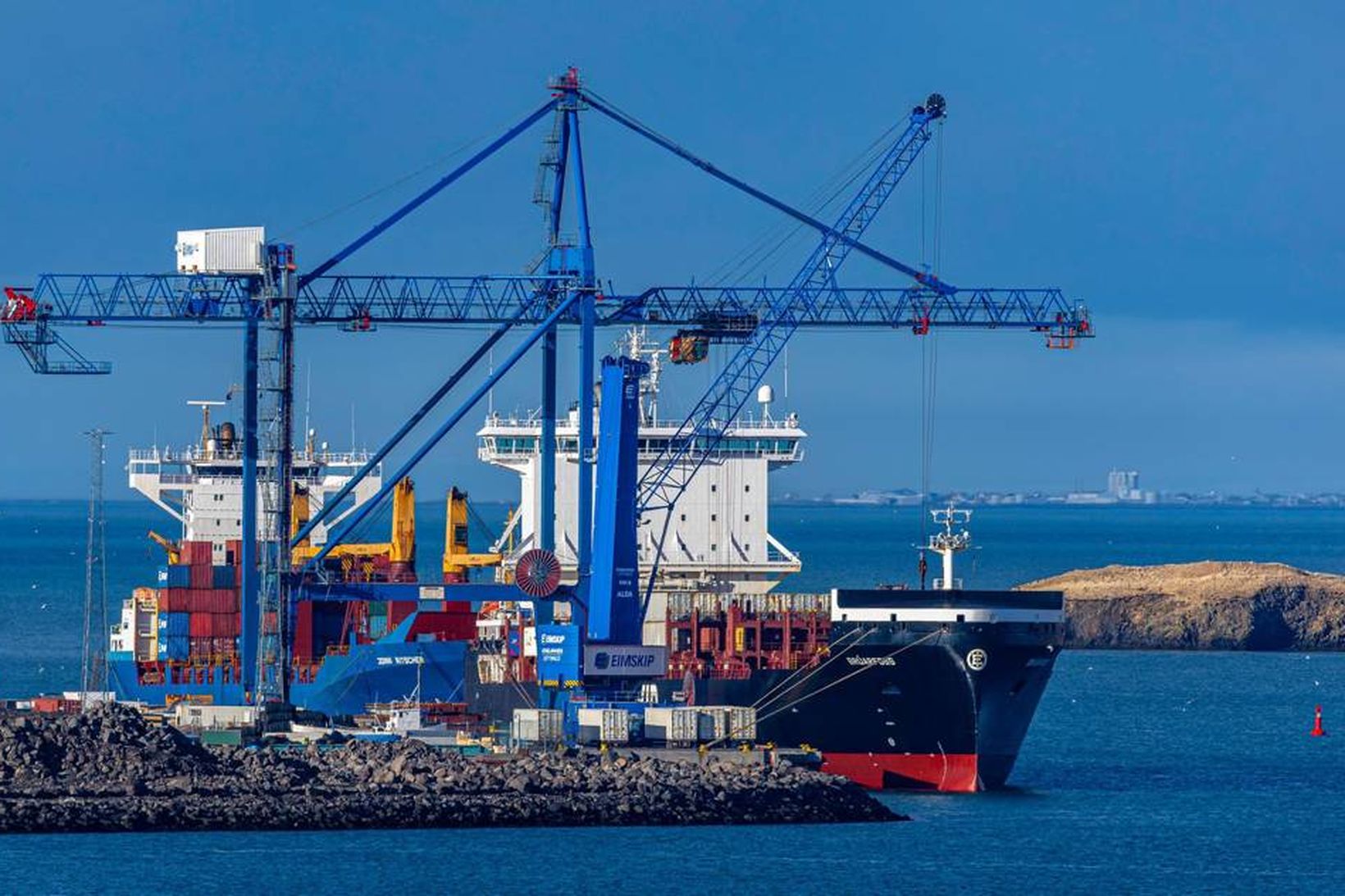 Aðalhafnarbakkinn lengdur