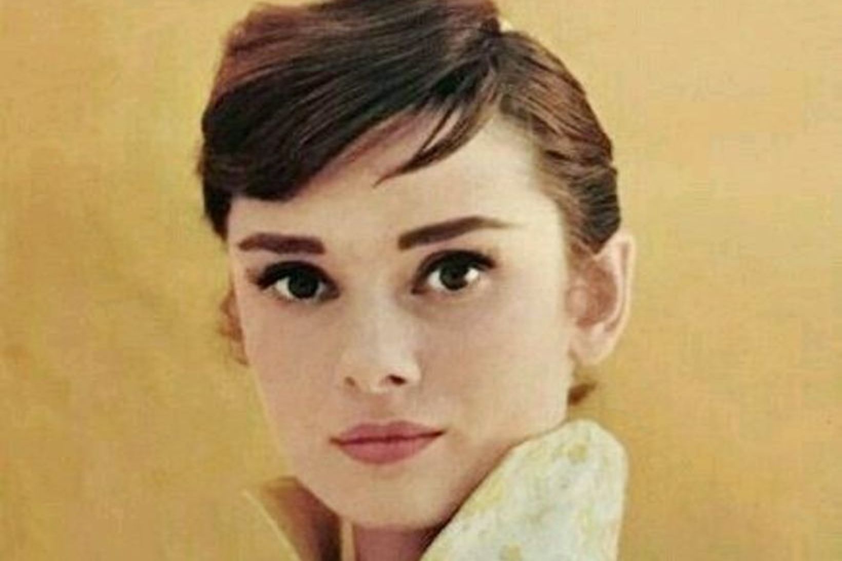 Audrey Hepburn með fallega snyrtar augabrúnir sem vísa til hliðanna …