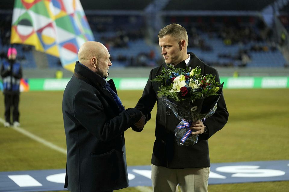 Þorvaldur Örlygsson, formaður KSÍ, heiðrar Alfreð Finnbogason fyrir leik.