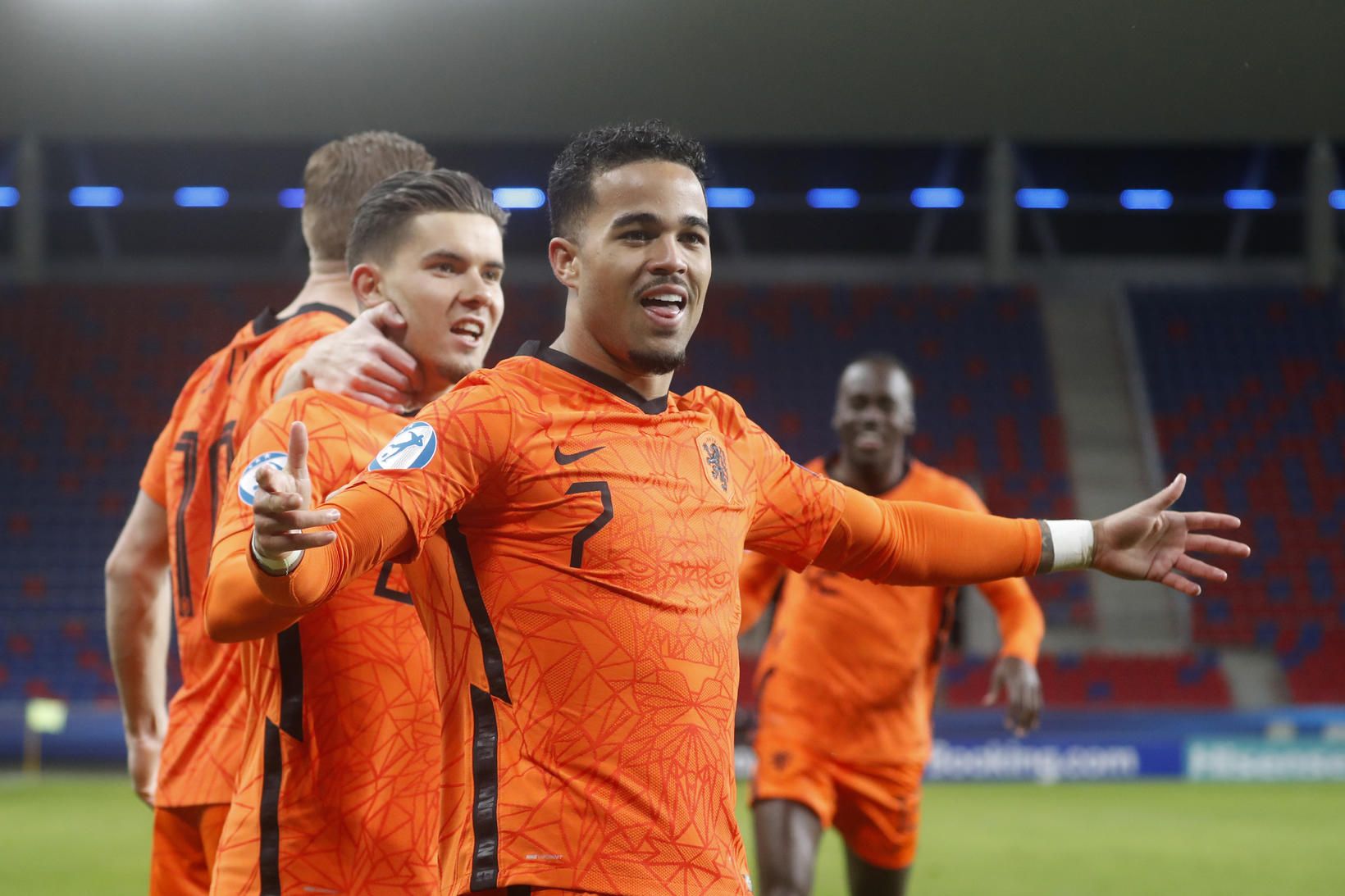 Justin Kluivert fagnar marki sínu í kvöld.