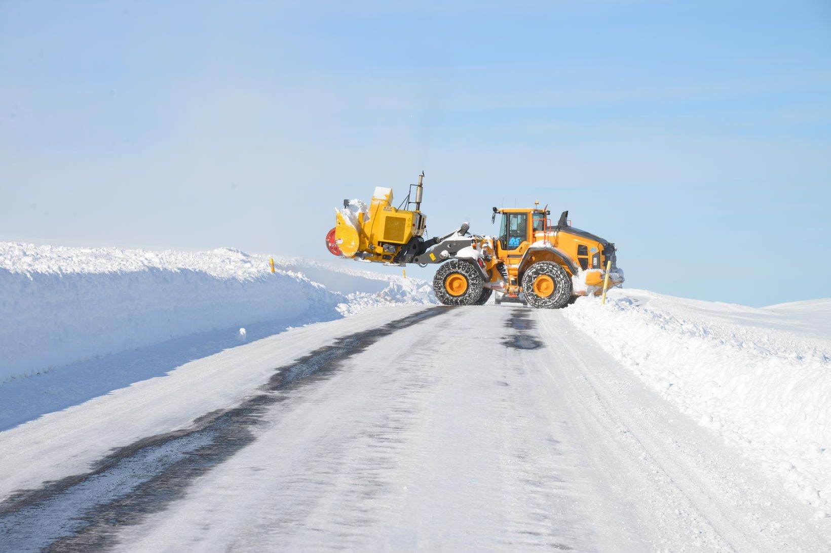 Snjómokstur á Fjarðarheiði í apríl síðastliðnum.