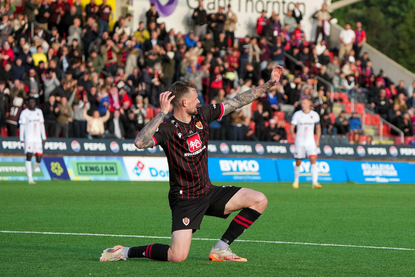 Nikolaj Hansen fagnar öðru markanna gegn Vllaznia á sinn hátt.