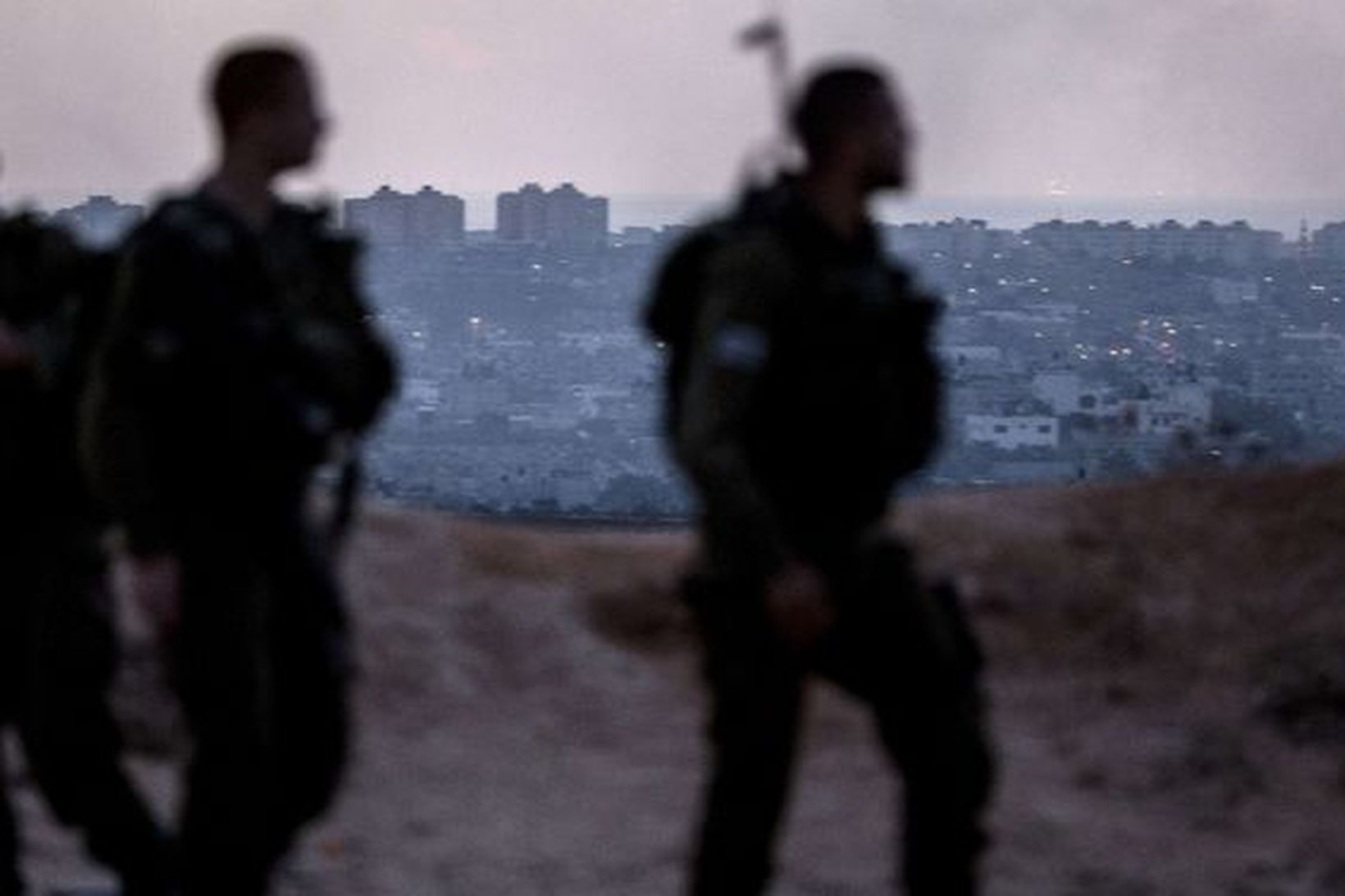 Ísraelskir hermenn horfa yfir Gaza í dag.