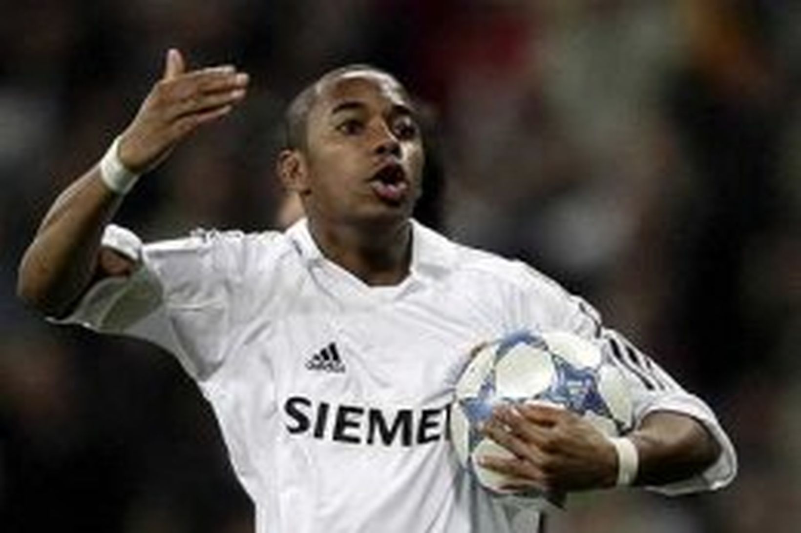 Robinho klæðist peysu Manchester City.