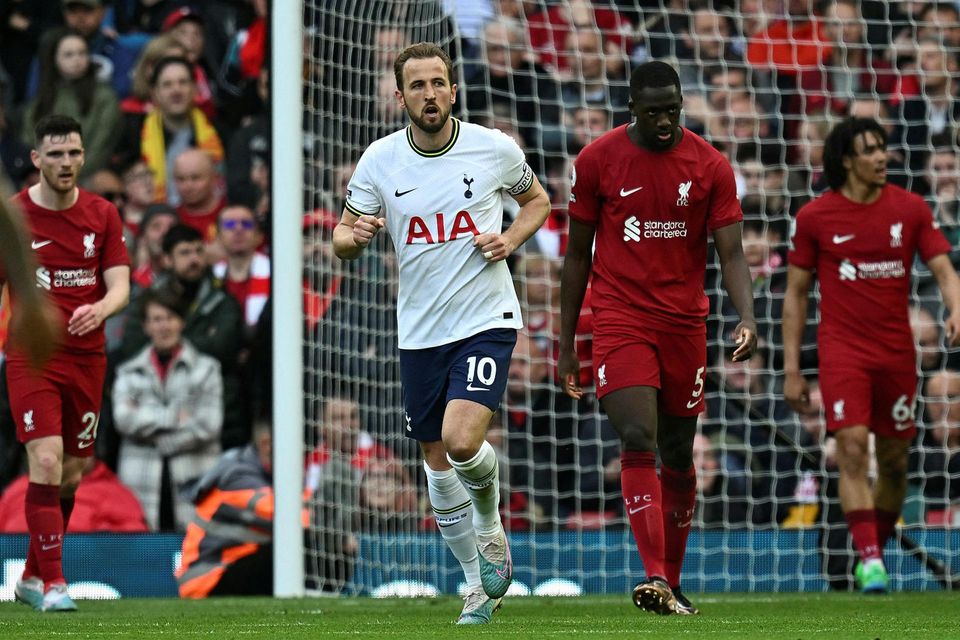 Harry Kane fagnar marki sínu í fyrri hálfleik á Anfield í dag.