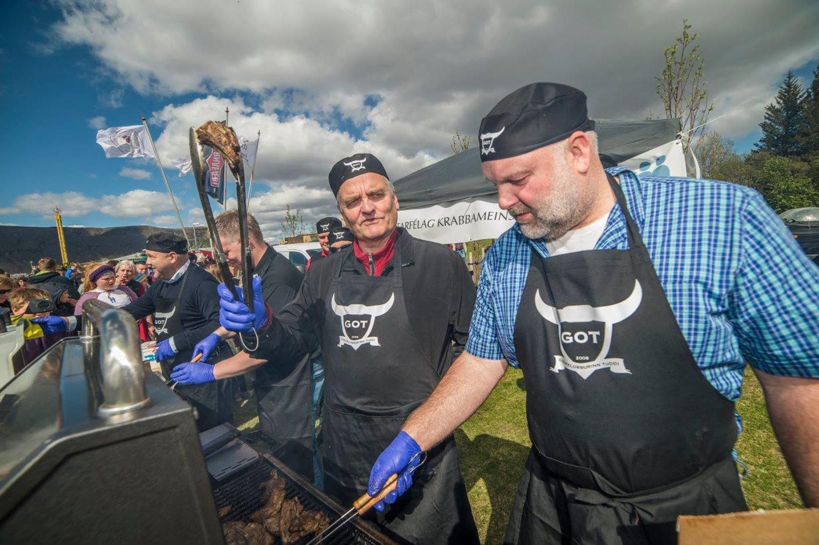 Guðni Ágústsson stóð vaktina á grillinu á Kótelettunni þegar hátíðin …