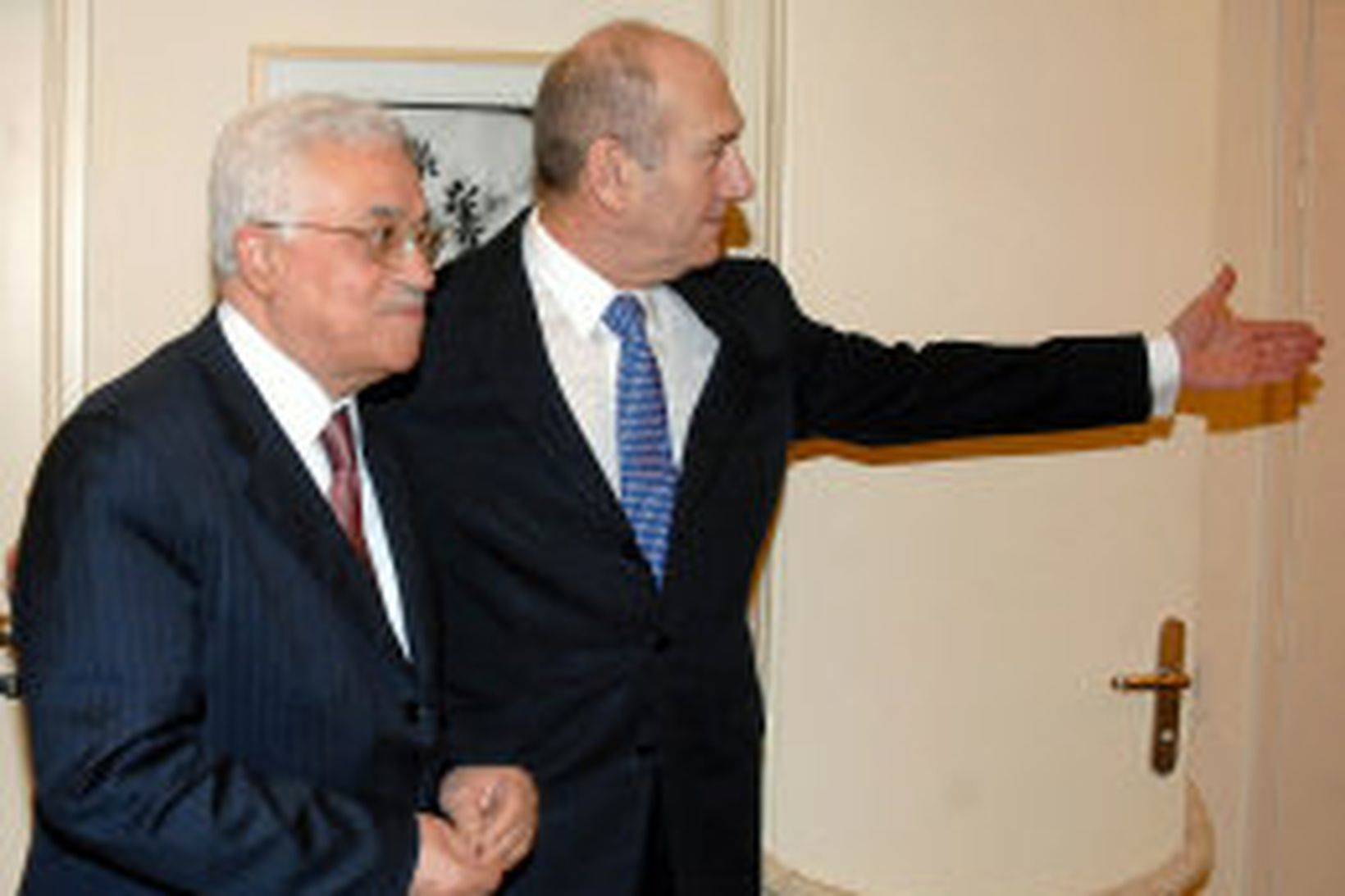 Ehud Olmert, forsætirráðherra Ísraels, og Mahmoud Abbas, leiðtogi Palestínumanna, á …