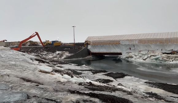 Myndskeið: Unnið í alla nótt til að vernda brúna