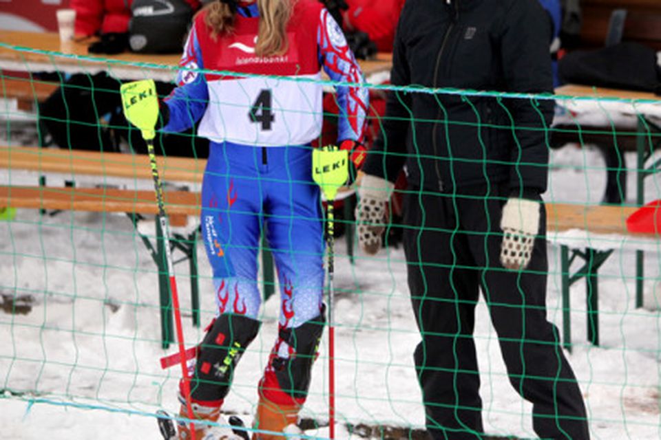 Hrefna Ásgeirsdóttir komin í mark eftir fyrri ferðina í svigi í flokki 12 ára.