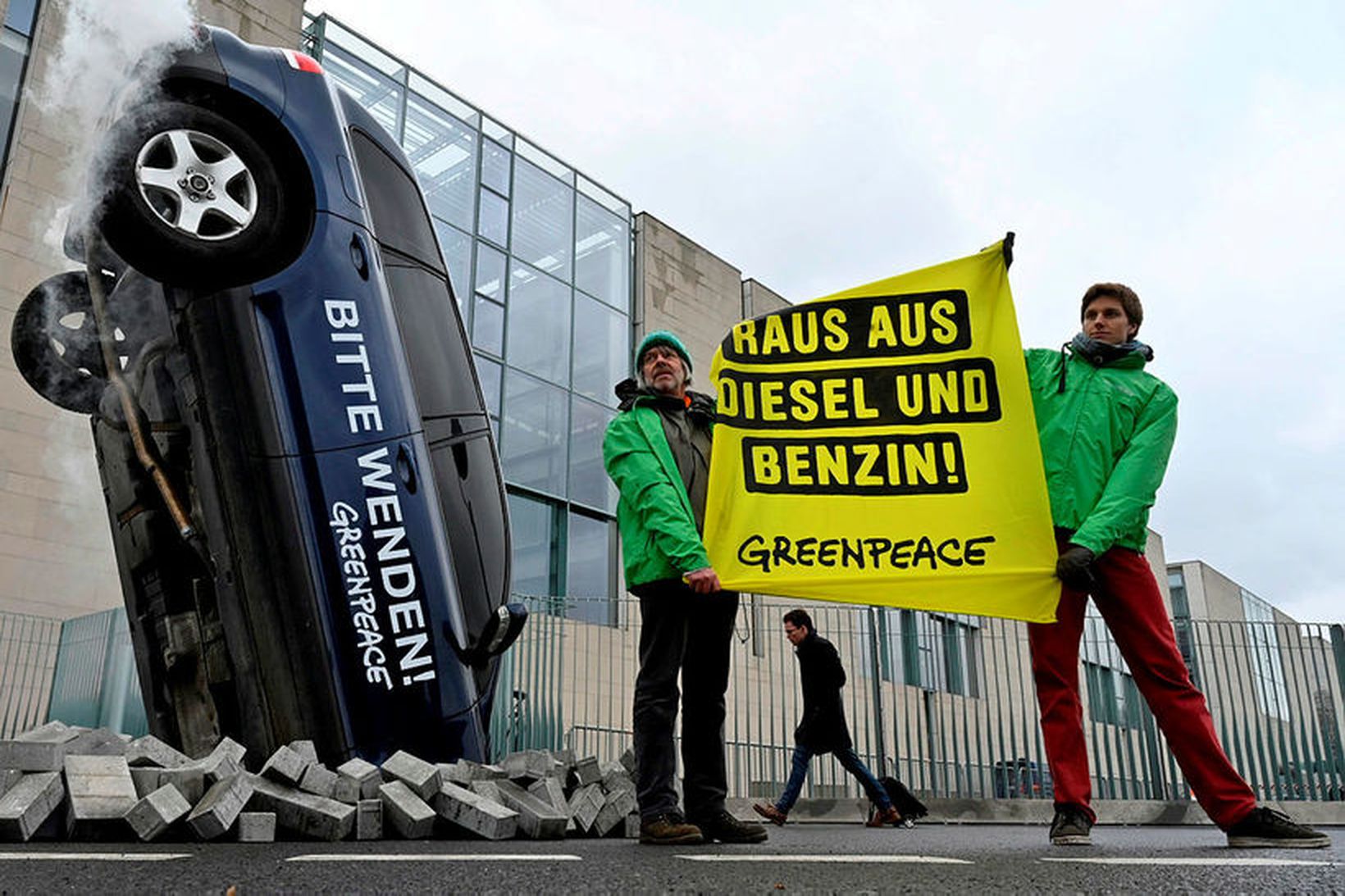 Liðsmenn Greenpeace krefjast þess fyrir utan skrifstofur Þýskalandskanslara í Berlín, …