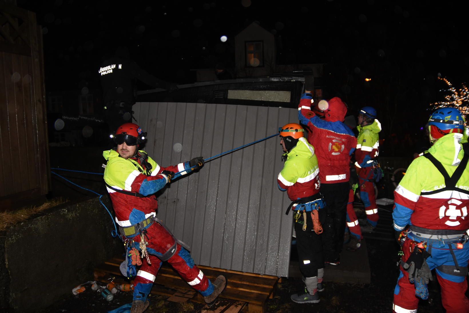 Björgunarsveitarmenn við skúrinn í gærkvöldi.