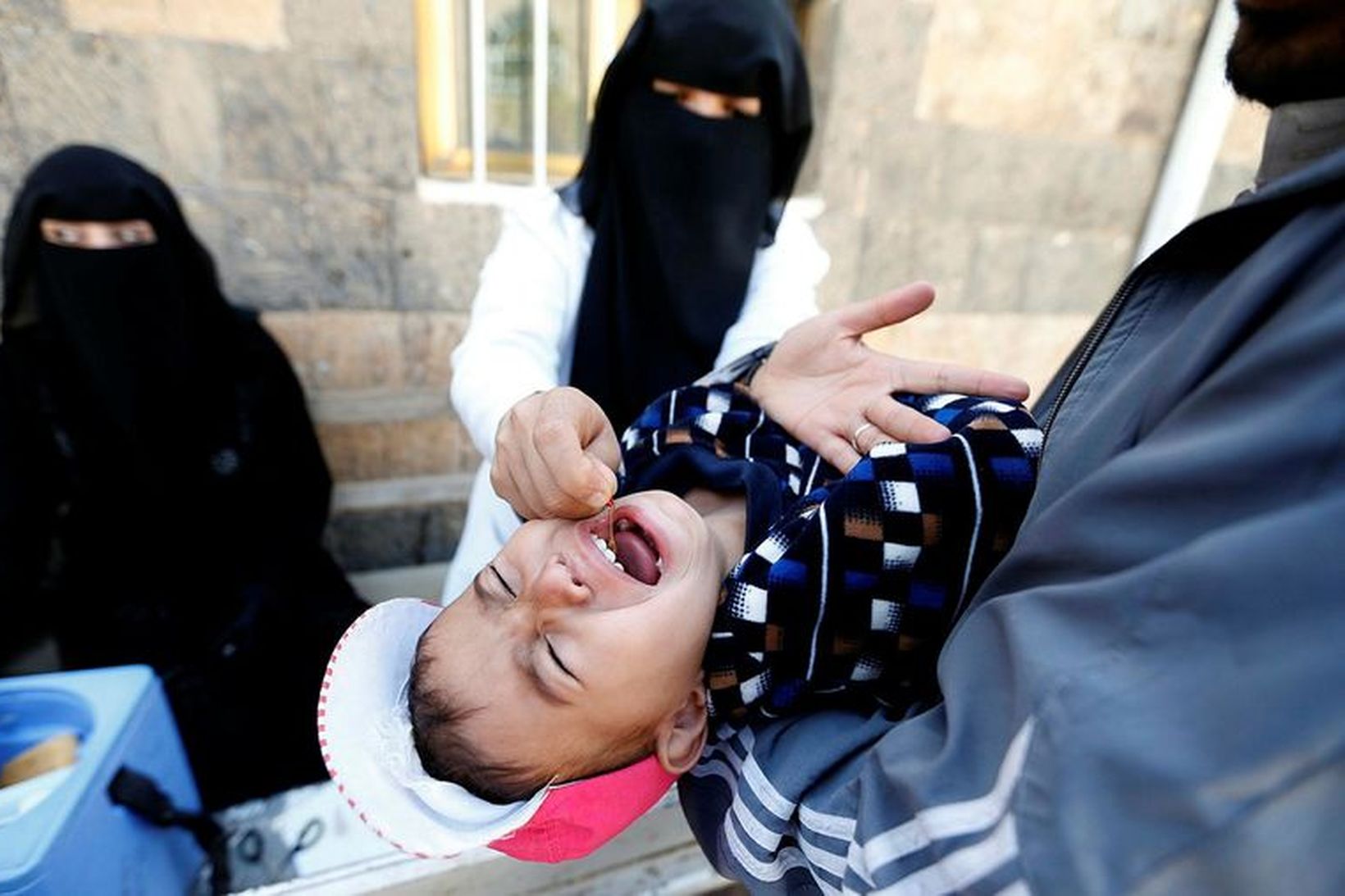 Barn bólusett í borginni Sanaa í Jemen.