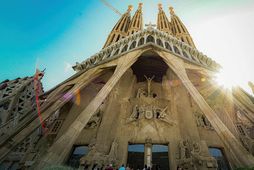 Sagrada Familia var hönnuð af katalónska arkitektinum Antoni Gaudí og hófst bygging hennar árið 1882. …