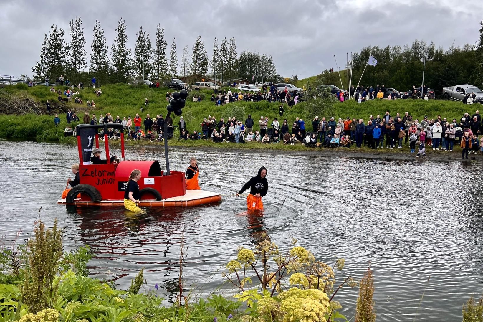 Þessi bátur, í laginu eins og traktor, tók þátt í …